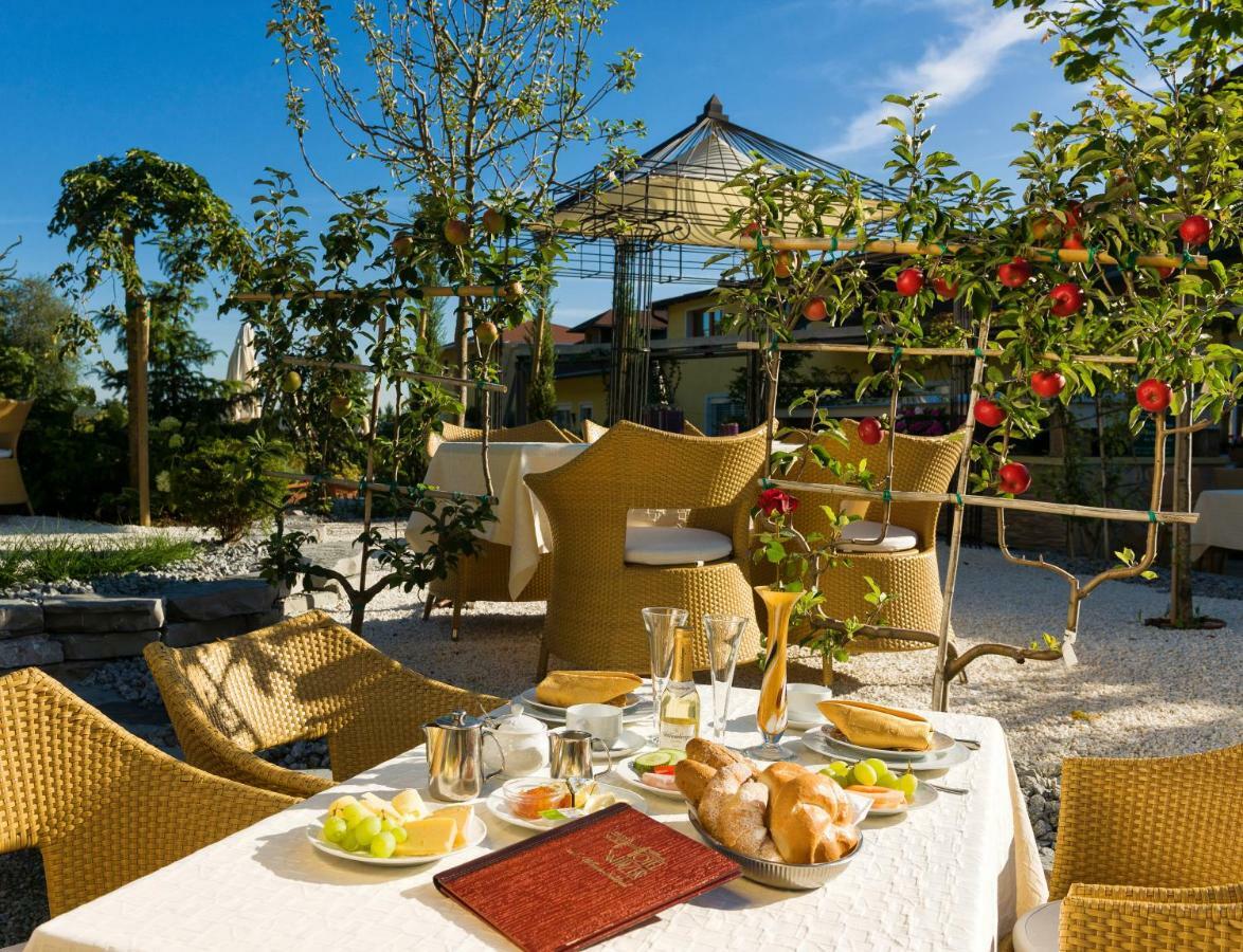 Hotel Winzer Wellness & Kuscheln Sankt Georgen im Attergau Exteriör bild